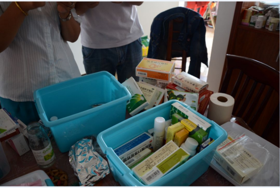 家庭药箱内景图，标注过期药品与混放风险