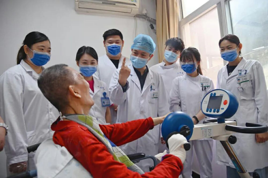 康复患者与治疗团队合影