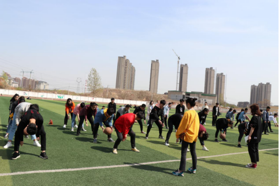 教育部推广的户外动态视觉训练，包含羽毛球追踪、色彩识别等科目