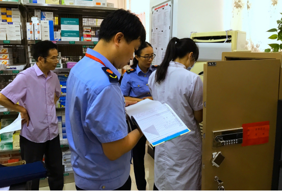 药监人员查封非法实验室的现场执法照片