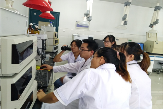 设备操作培训现场，多级医疗体系联动示意图