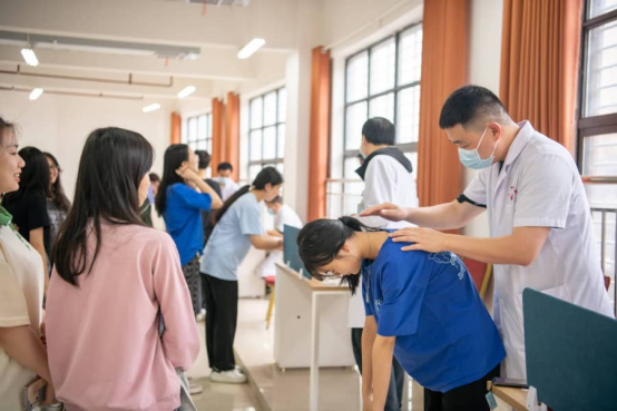 青少年脊柱侧弯筛查现场实拍 青少年脊柱侧弯筛查现场实拍