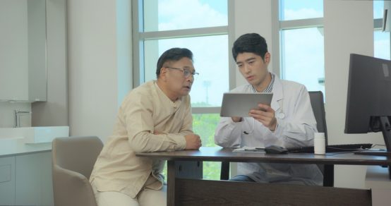 排版为对话体，配医生工作照与患者康复视频截图