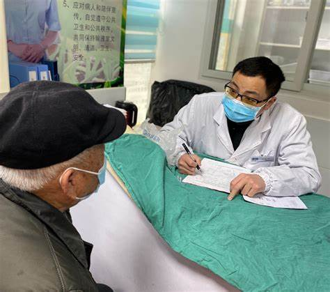 社区卫生服务中心老人进行唾液检测的实拍场景