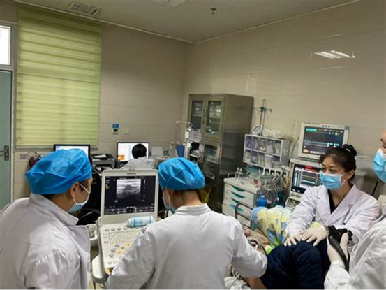 儿童在治疗舱内接受超声治疗实景照片