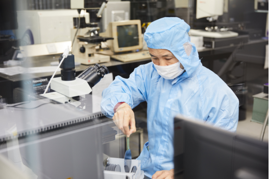 科研人员正在调试手套原型机