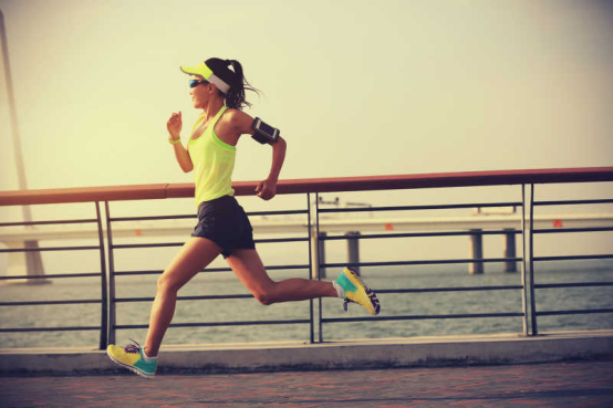 阳光下健康奔跑的女孩与药品粉碎箱特写