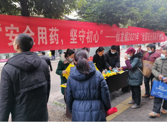 康复村民在新建的农药安全宣教中心学习 康复村民在新建的农药安全宣教中心学习