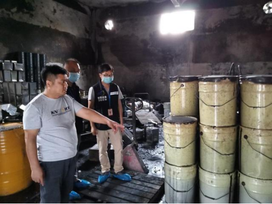 2024年查封的黑作坊,地上散落着伪造的农药标签 2024年查封的黑作坊,地上散落着伪造的农药标签