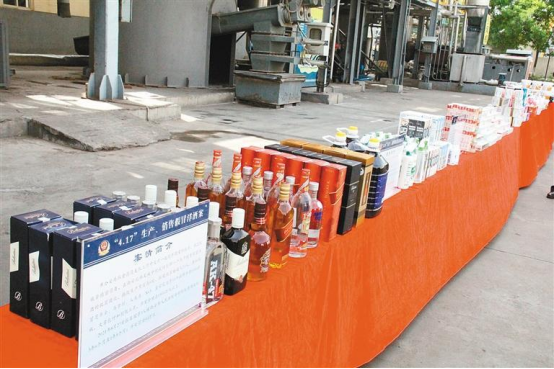 警方查获的假冒包装车间,流水线上堆满英文标签 警方查获的假冒包装车间,流水线上堆满英文标签