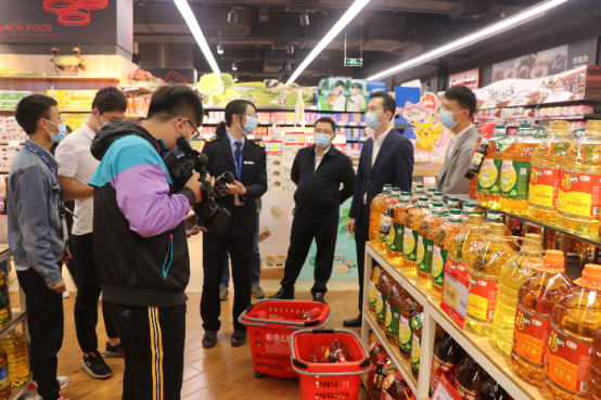 某地市场监管局展示查获的假冒美容产品,铺满半个篮球场 某地市场监管局展示查获的假冒美容产品,铺满半个篮球场