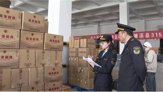 某地市场监管局展示查获的假冒美容产品,铺满半个篮球场 某地市场监管局展示查获的假冒美容产品,铺满半个篮球场