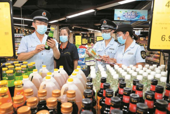 执法部门查获的假冒保温杯仓库,堆积如山的劣质产品 执法部门查获的假冒保温杯仓库,堆积如山的劣质产品