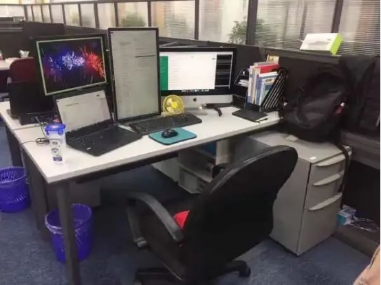 某程序员工位实拍,显示器旁摆放着三罐已开封的提神饮料 某程序员工位实拍,显示器旁摆放着三罐已开封的提神饮料