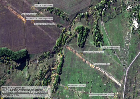 乌克兰某污染区,警示牌与有机农场仅一网之隔 乌克兰某污染区,警示牌与有机农场仅一网之隔