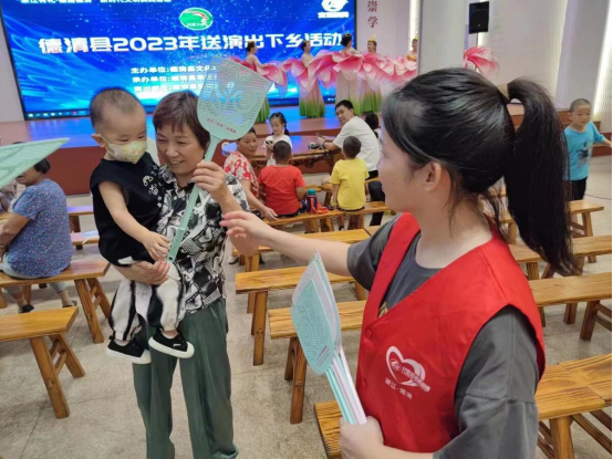 社会各界共同参与登革热防控 社会各界共同参与登革热防控