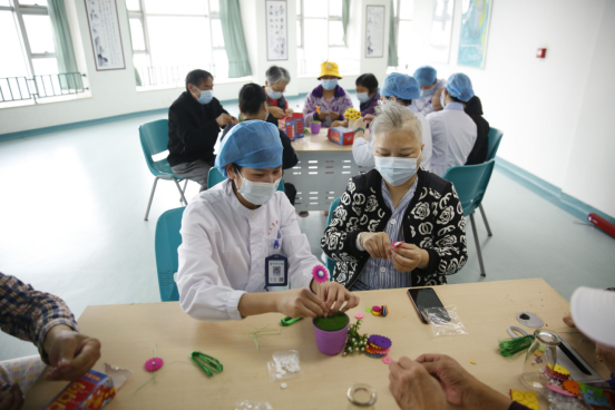 病房里的音乐革命：从慈善表演到临床干预