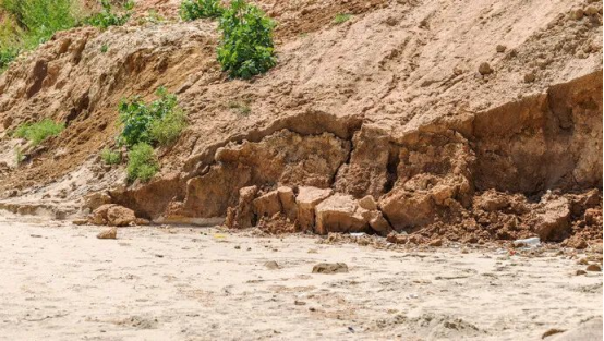 倒地瞬间：生命体征的崩塌与启动