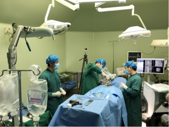 手术背后的突破：技术革新与临床实践的完美融合