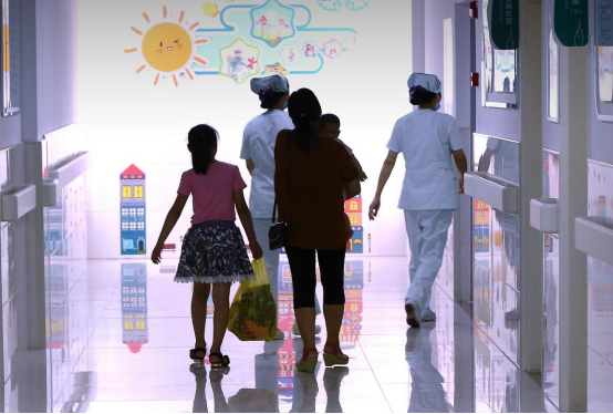 老龄化与数字化双重挤压下的生存困境 老龄化与数字化双重挤压下的生存困境