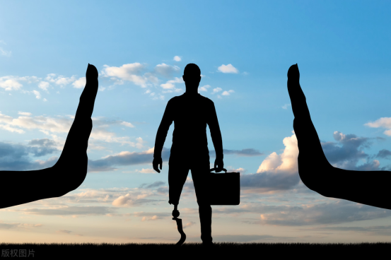 就业歧视与职业限制的双重挤压